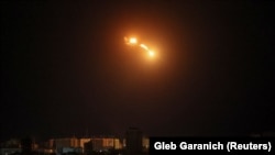 8-nji maýda daňdan Russiýanyň pilotsyz uçarlarynyň hüjümi wagtynda Kiýewiň üstünde pilotsyz uçaryň urlup ýykylýan pursady.