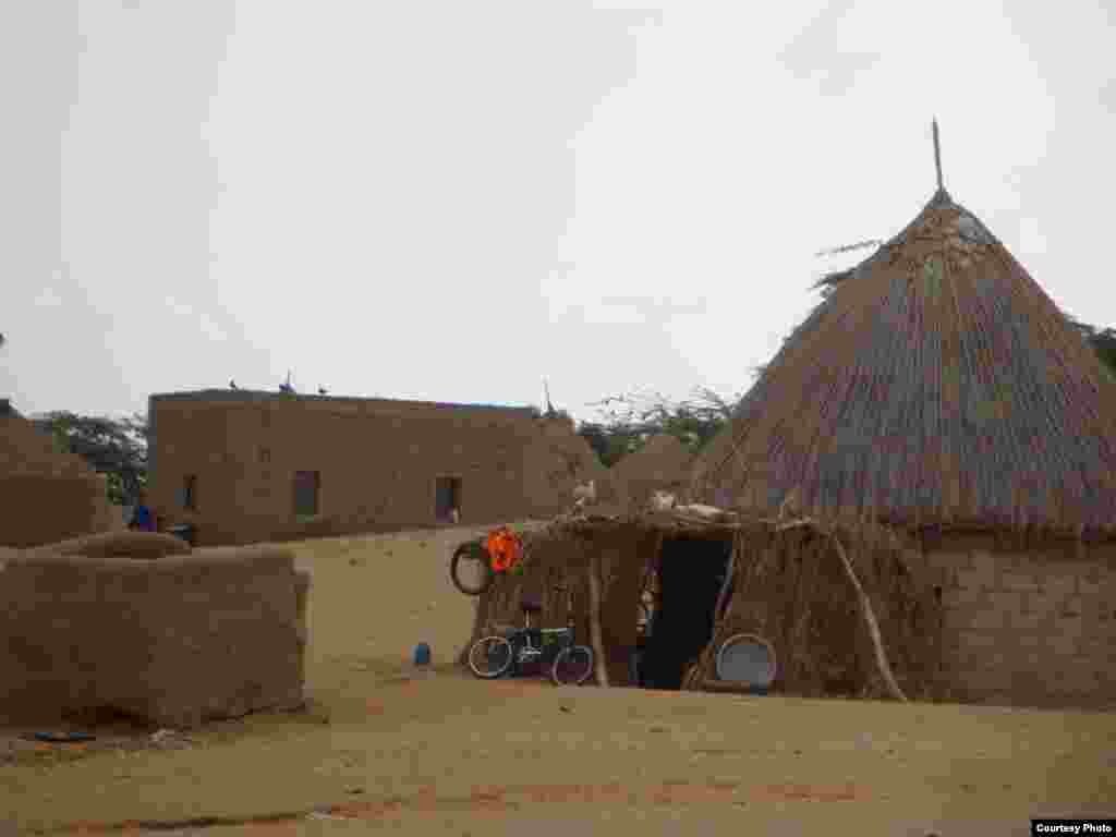 Азыркы Йемендеги турмуш. Дүйшөн Шаматов жиберген сүрөттөрдөн. 7-сүрөт. - “Азаттыктын” окурманы, илим доктору Дүйшөн Шаматов Йеменден “Окурмандын кат куржунуна” жиберген сүрөттөр. 2011-жылдын 17-февралы. 7-сүрөт.