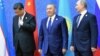 Президент Китая Си Цзиньпин (слева), президент Казахстана Нурсултан Назарбаев (в центре) и президент России Владимир Путин фотографируются после саммита ШОС. Астана, 9 июня 2017 года.