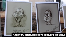 «Гепа Допа», Геннадій Кернес і Михайло Добкін – карикатура на виставці Юлія Журавля просто неба на Європейській площі у Києві