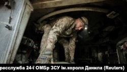 Український військовий заряджає снаряд у гаубицю поблизу прифронтового міста Часів Яр, Донецька область, 14 червня 2025 року