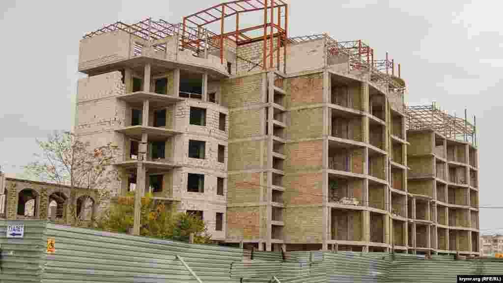 У недобудованих багатоповерхівках іноді знаходять притулок безхатьки і тварини