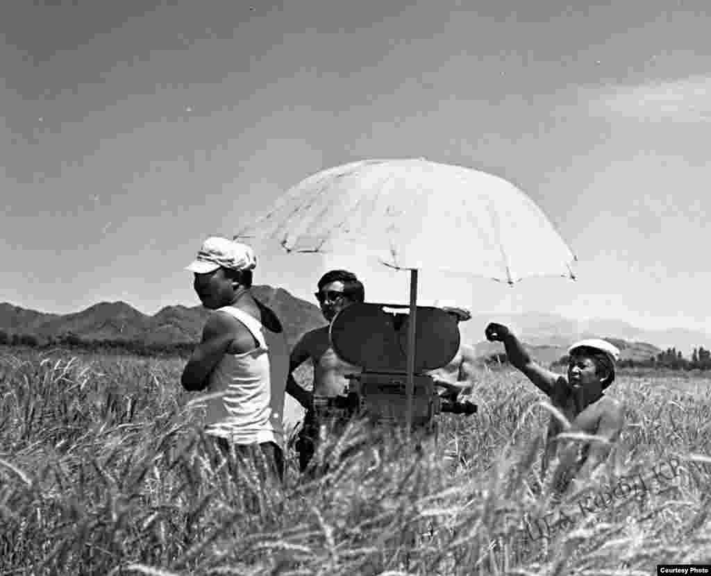 Съемочная команда кинофильма &quot;Уркуя&quot; (режиссер - Толомуш Океев), 1971 год. Автор фото - Мамбеталиев.&nbsp;