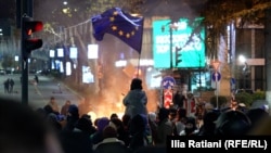 Тбилисиде Евробиримдикке кошулууну жактап нааразылык акциясына чыккандар. 