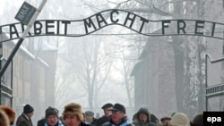 Польша - Посетители у входа в концентрационный лагерь Освенцим (Аушвиц), 27 января 2010 г. 