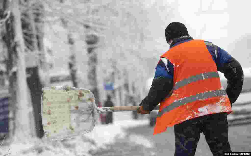 Бишкектеги &ldquo;Тазалык&rdquo; ишканасы түнкү саат төрттөн баштап борбор шаардын көчөлөрүндө күчөтүлгөн тартипте тазалоого киришти. &ldquo;Тазалыктын&rdquo; бөлүм башчысы Талант Казакбаев көчөлөрдө отузга чукул техника, 500дөн ашык адам кол менен кар күрөп жатканын айтты. Ал негизги тапшырма өкмөттүк маанидеги жолдор менен негизги чоң көчөлөрдү тазалоо экенин, жумуштар күнү-түнү токтобой уланарын кошумчалады.