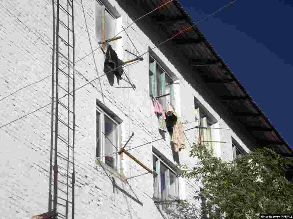 4-кабатта жашагандар үчүн кир жуумай чоң көйгөй. Себеби сууну көчөдөн ташып келишип, жуулган кирин терезенин түбүнө жайыш керек.