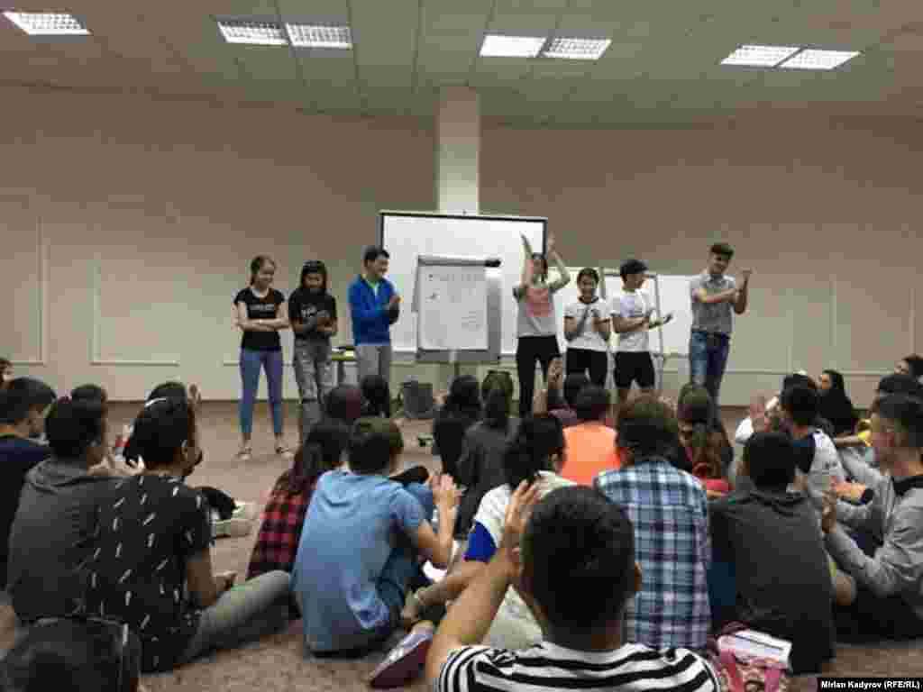 Алар англис тили жана математика боюнча жөндөмдөрүн жогорулатып, жергиликтүү жана эл аралык университеттерге тапшыруу боюнча маанилүү кеңештерди алышат.