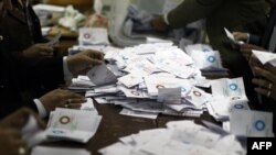 Египетте Конституцияны өзгөртүү боюнча референдум былтыр декабрда эле өткөн болчу. Сүрөттө: Каирдин бир добушканасындагы бюллетен саноо. 22-декабрь, 2012. 