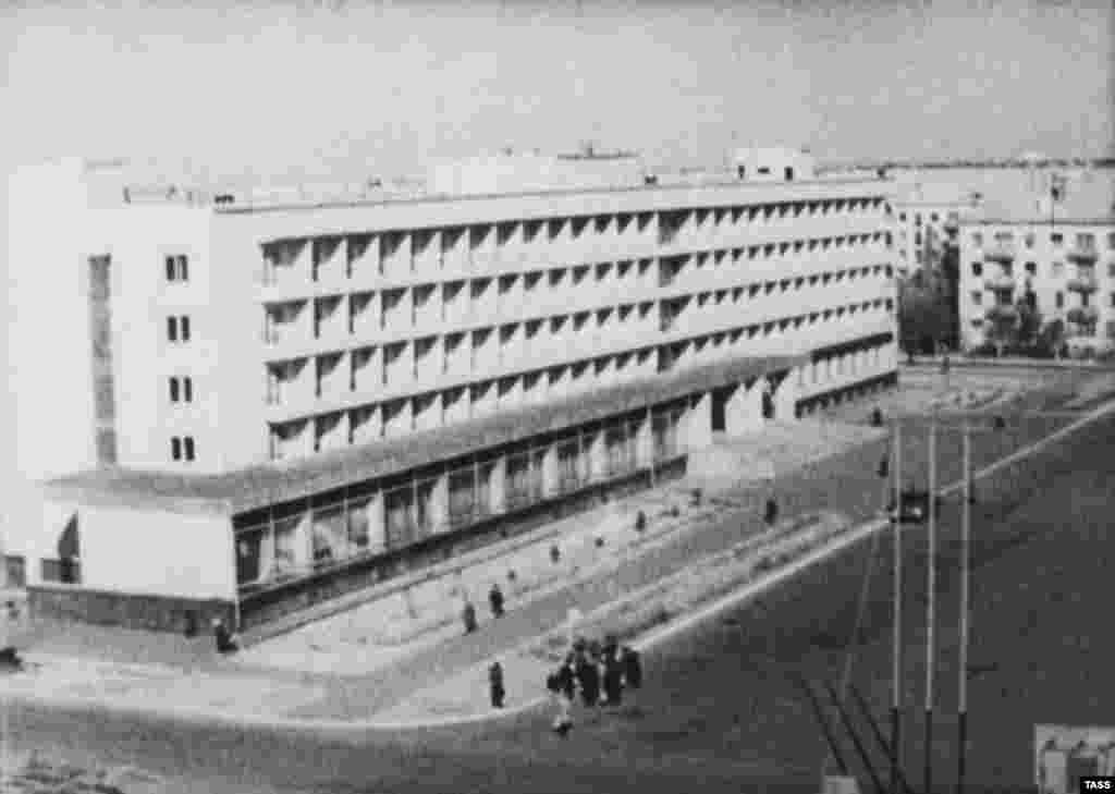 Центърът на град Байконур (тогава наричан Ленинск), построен за обслужване на стартовите операции. Безкрайните равнини около площадката позволяват радиокомуникации на далечни разстояния и ограничават риска за цивилните от изхвърляне на части от етапите на ракетите. Близостта до Екватора е важна заради въртенето на Земята и така изстрелването на ракети в орбита става по-лесно.