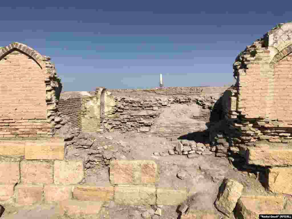 Нишонаҳое аз деворҳои қадимӣ дар ҳавлии арк