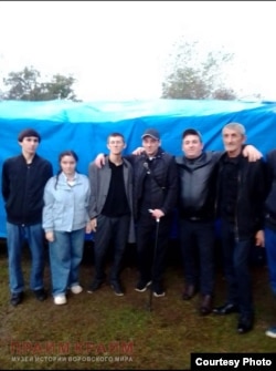 Темур Капба (по центру с тростью)