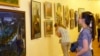 Посетители областной весенней выставки рассматривают картины. Караганда, 12 апреля 2013 года.