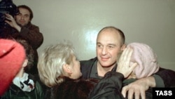 Брий Шутов әйелі және жақындарымен соттың  дереу босату туралы қаулысына қуанып тұр. Бірер сәттен кейін Шутовты СОБР қызметкерлері күштеп ұстап әкеткен еді. 