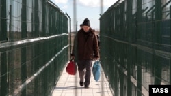 Паркан складається з декількох типів споруд, включаючи відеоспостереження і тепловізори