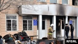  Офицеры полиции проводят осмотр на месте пожара в Атырауской областной больнице.	