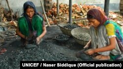 Девочки в кустарной мастерской по переработке свинцовых аккумуляторов. Дакка, Бангладеш, 2020 год