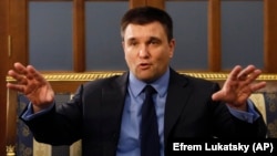 «Якщо керуватися такою логікою, треба випускати злочинців з в’язниць, бо це лінія поділу в суспільстві», сказав Павло Клімкін