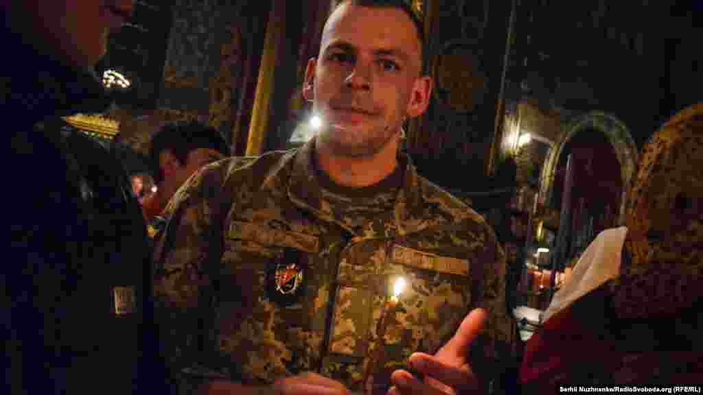 Військовий під час богослужіння у Великодню&nbsp;ніч &nbsp;