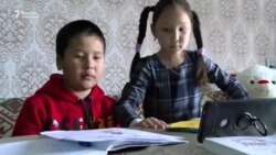 Карантинде англис тилин үйрөнгөн балдар