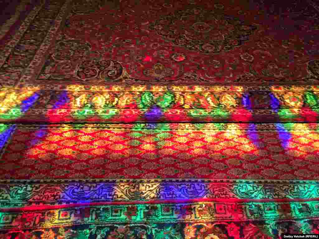 Одна из самых красивых мечетей в Ширазе. Декабрьское солнце озаряет ковры.