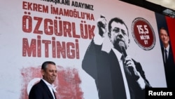 Өзгүр Өзел Стамбулдагы митингде. 29-март 2025-жыл