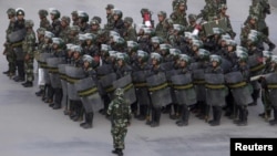 Внутренние войска Китая на площади в Кашгаре,  Синьцзян (Китай)