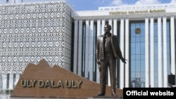 Бірінші президент Нұрсұлтан Назарбаевқа арналған Түркістандағы ескерткіш. Түркістан облысы әкімдігінің ресми сайтынан алынған сурет.