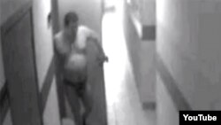 Кадр из скандального видеоролика. Человек, похожий на замначальника ОВД, выходит из кабинета и...