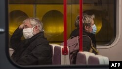 Люди в масках у празькому метрополітені, березень 2020 року