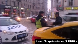 Кыргызстандык айдоочуну МАИ кызматкери текшерүүдө. Москва, январь