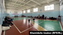 Баткендеги убактылуу жайга жайгашкан тургундар.