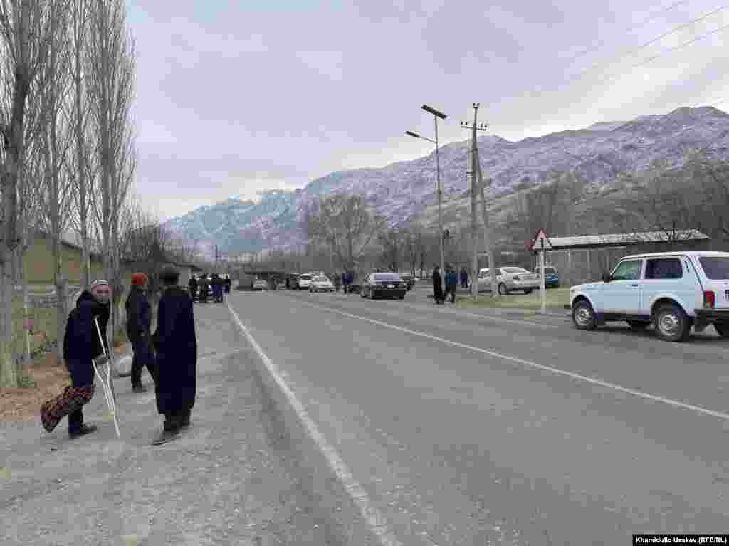 27-январда Баткенде кыргыз-тажик чек арасындагы Төрт-Көчө аймагында Тажикстандын жарандары жолду бууганга аракет кылып, сүйлөшүүлөрдөн кийин абал жайгарылган. Бирок бир аздан кийин тажик тараптан башка аймакта &ndash; Чыр-Дөбөдө ок атылганын Кыргызстандын Чек ара кызматы билдирген.&nbsp;