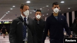 Перша ракетка світу Новак Джокович в аеропорту Мельбурна перед допертацією з Австралії