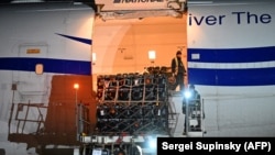 Ուկրաինա - Կիևի «Բորիսպոլ» օդանավակայանում դատարկում են ամերիկյան օգնությամբ բեռնված օդանավը, 25-ը հունվարի, 2022թ․