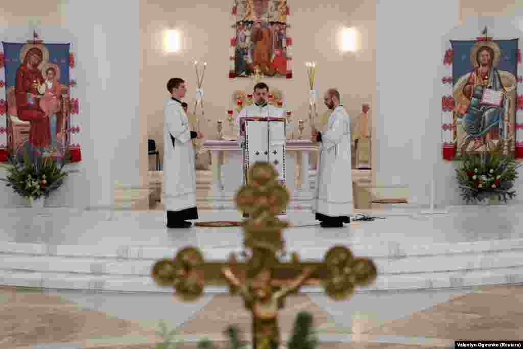 Священники УГКЦ у київському соборі Воскресіння Христового 26 січня 2022 року проводять літургію у відповідь на заклик Папи римського Франциска до &laquo;молитви за мир&raquo; на тлі напруженості, що триває через масове нарощування російських військ поблизу кордонів України
