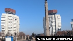 Республика алаңындағы Тәуелсіздік монументі. Алматы, 27 қаңтар 2022 жыл. Куәгерлердің айтуынша,  6 қаңтарда осы жерде әскери қызметкерлер халыққа оқ жаудырған.