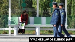 Talyp gyz we polisiýa işgärleri (Illýustrasiýa suraty)