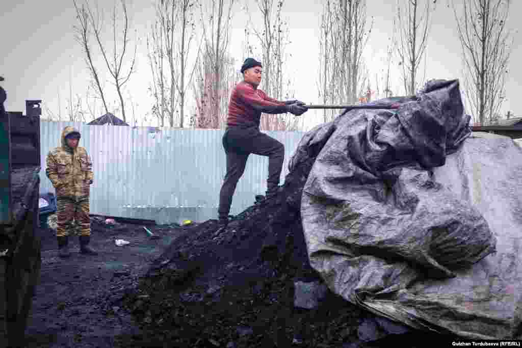 Көмүр базар таңкы саат 8ден баштап кечке чейин иштейт.&nbsp;