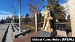 Таластагы 7-апрель курмандыктарына коюлган эстелик. 