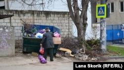 В оточенні куп сміття: як живуть севастопольці у Нахімівському районі міста (фотогалерея)