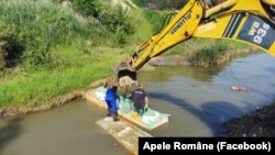 Imagine de la lucrările la unul din cele două praguri de barare a apei care se scurge din pârâul Corund și ajunge în Târnava Mică.