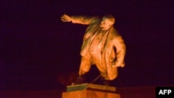 Активісти повалили пам'ятник Леніну у Харкові, вересень 2014 року