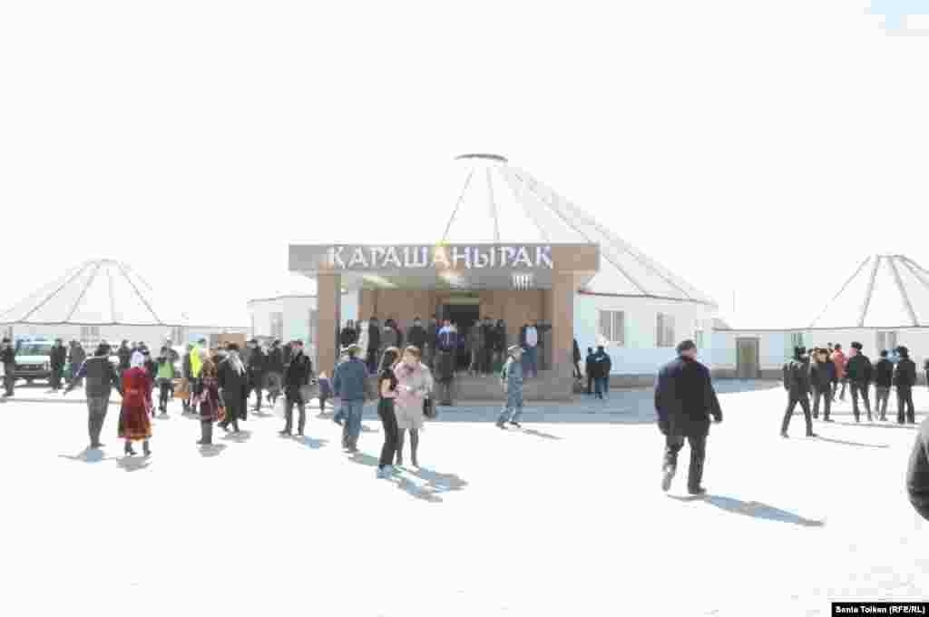 У самого большого дома, построенного в виде юрты, вывеска: &laquo;Қарашаңырақ&raquo;.