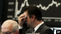 5-августта дүйнөлүк фондулук рыноктордогу соодада компаниялар триллиондогон каражаттарын жоготушту. 