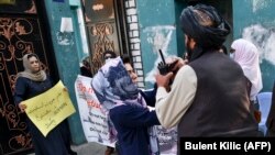 تصویر آرشیف: یکی از افراد طالبان با یک دختر درگیر شده است