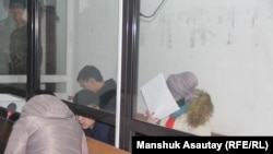 Подсудимые по делу об убийстве фигуриста Дениса Тена перед началом предварительных слушаний. Алматы, 25 декабря 2018 года. 