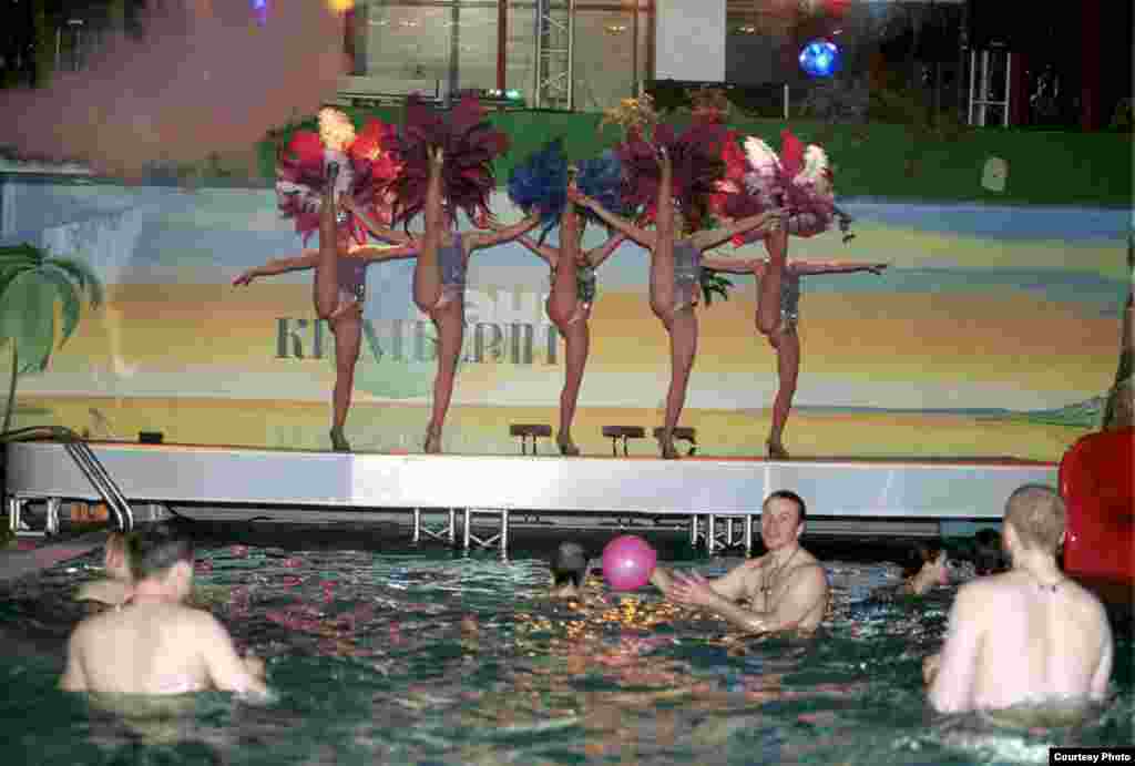 Посетители бассейна бизнес-отеля, Сочи, 1996.