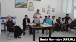 Мамлекеттик мүлк фондунун түштүк аймактык бөлүмүнүн өкүлү Олжобай Осмоналиев ОшТВнын жамаатына жаңы директор дайындалганын жарыялоодо.
