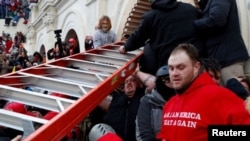 Президент Трамптын жактоочуларынын Капитолийге күч менен кирүүсү маалында. 2021-жылдын 6-январы.